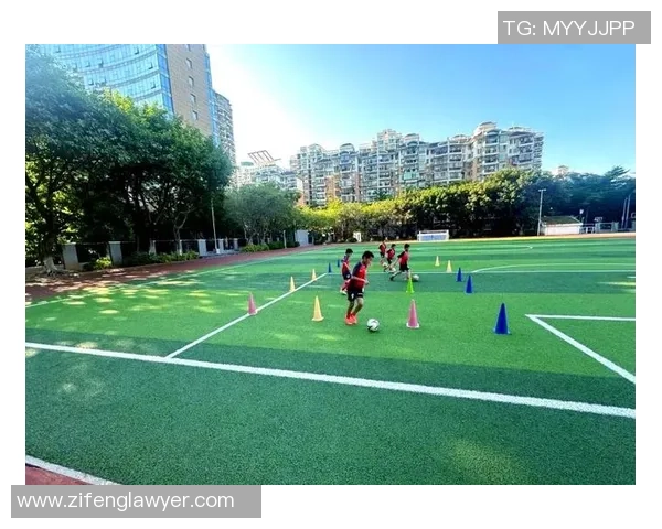 足球课上的欢笑与成长让我爱上了这项运动的魅力与团队精神